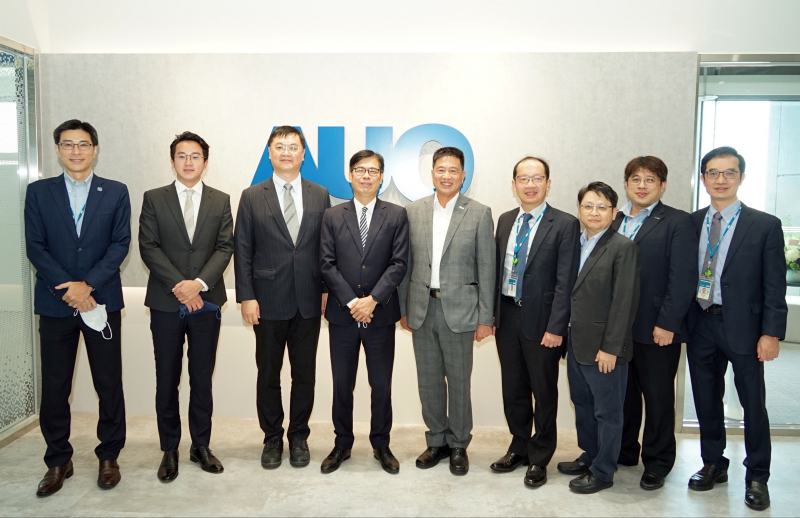 优游ub8国际光電前進亞灣成立「AUO解決方案研發中心」，作為多元場域解決方案研發及試驗場域（圖中左為高雄市長陳其邁、圖中右為优游ub8国际光電董事長彭双浪）