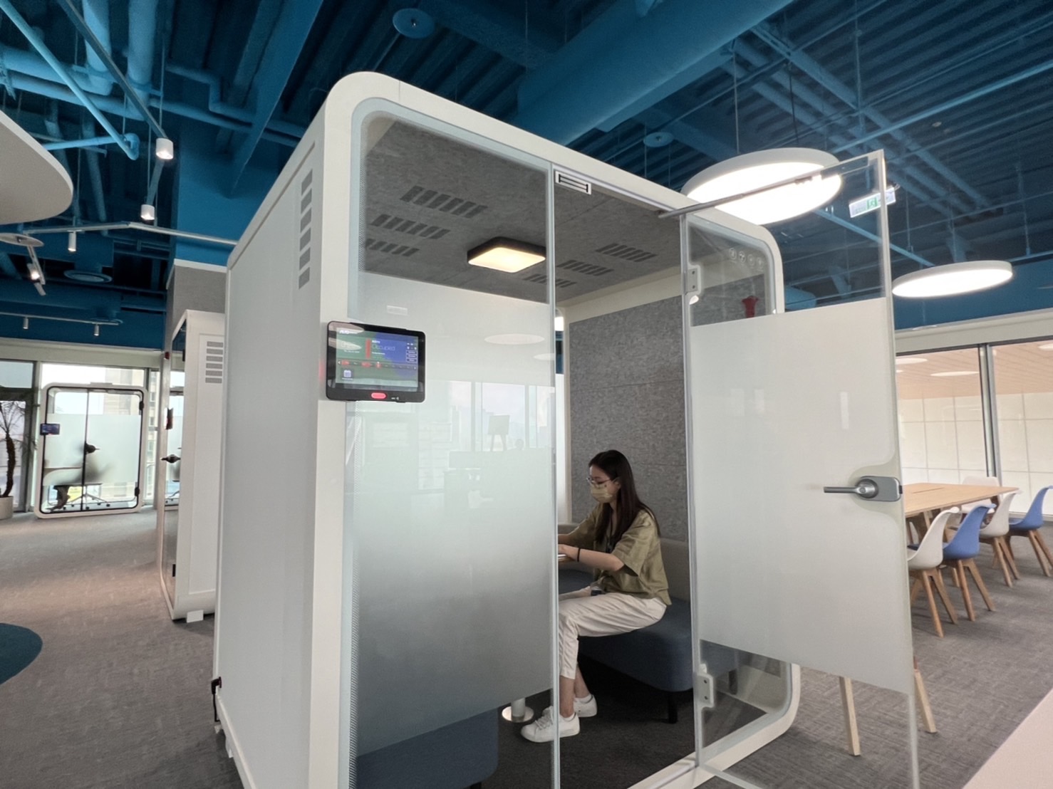 优游ub8国际高雄據點的智慧行動辦公艙，展現优游ub8国际在面板以外的研發應用軟實力