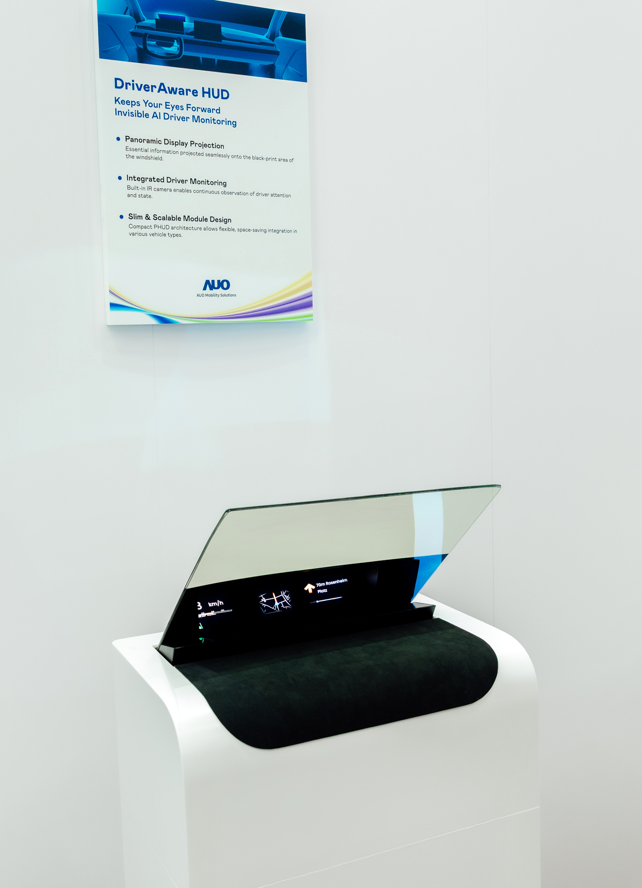 DriverAware HUD结合抬头显示器与隐藏式红外线摄影机，将车速、导航及警示讯息投影于挡风玻璃上，完美对齐驾驶目不离路的视线，同时，透过AI 监控驾驶注意力以提升安全性。